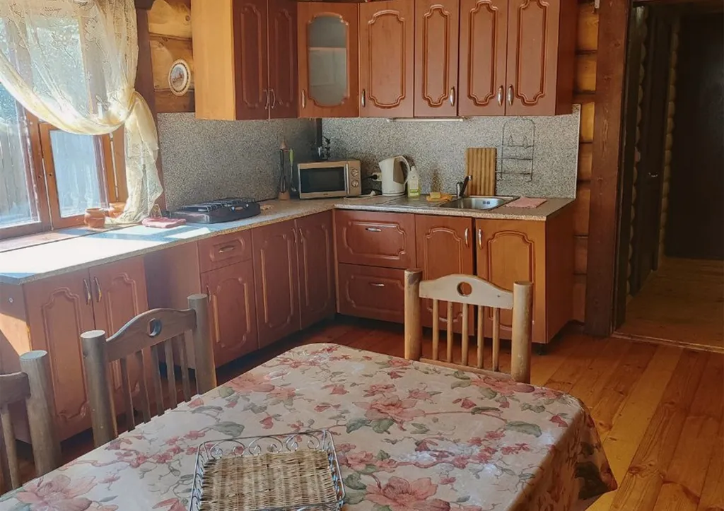 Бревенчатый коттедж на озере Селигер