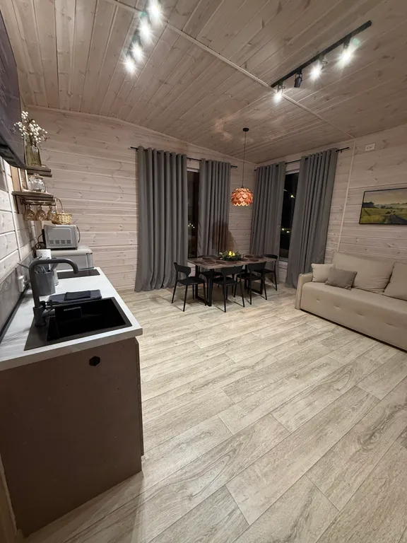 Уютный дом с чаном на опушке леса