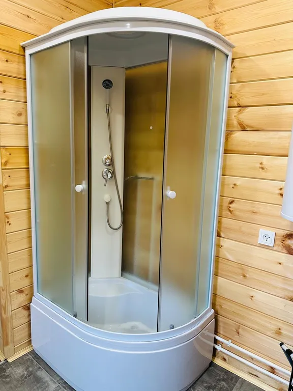 А-фрейм на берегу озера