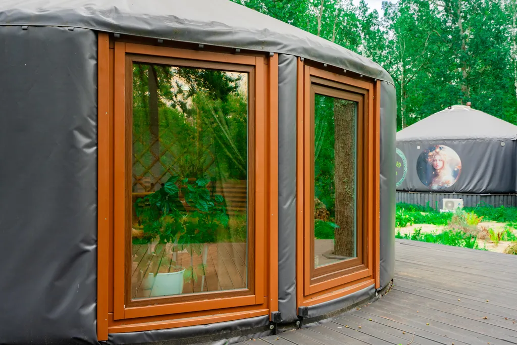 Глэмпинг в лесу