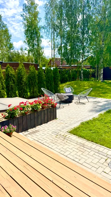 Коттедж Коттедж с панорамными окнами и террасой на крыше — Разметелево