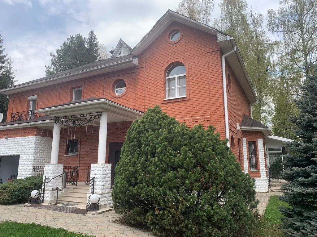 Дом с бассейном в лесу