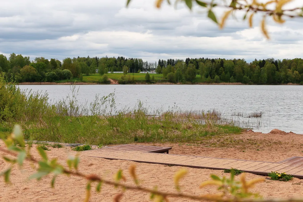 Белый дом на берегу водохранилища