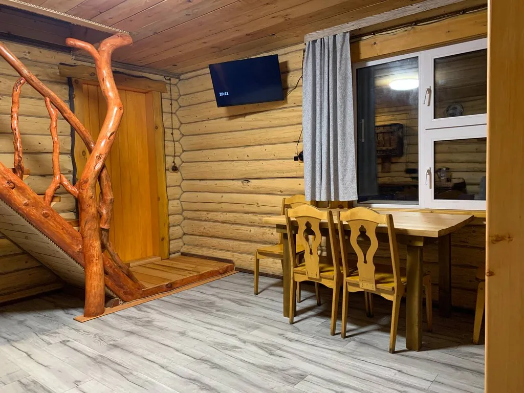 Дом на Алтае рядом с горами и рекой Бия