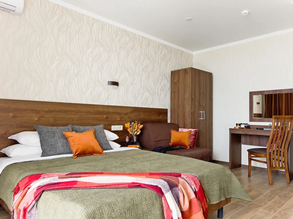 Номер двухкомнатный люкс с балконом у самого моря, с бассейном