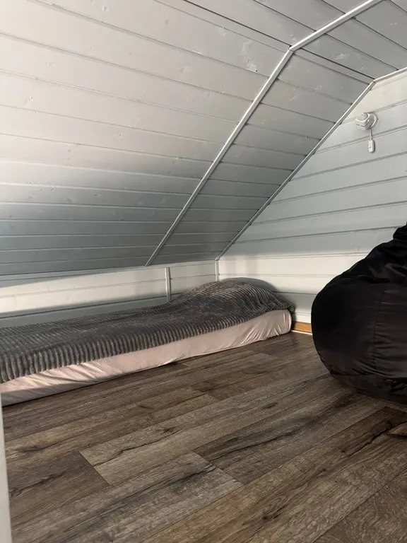 Дом на берегу реки