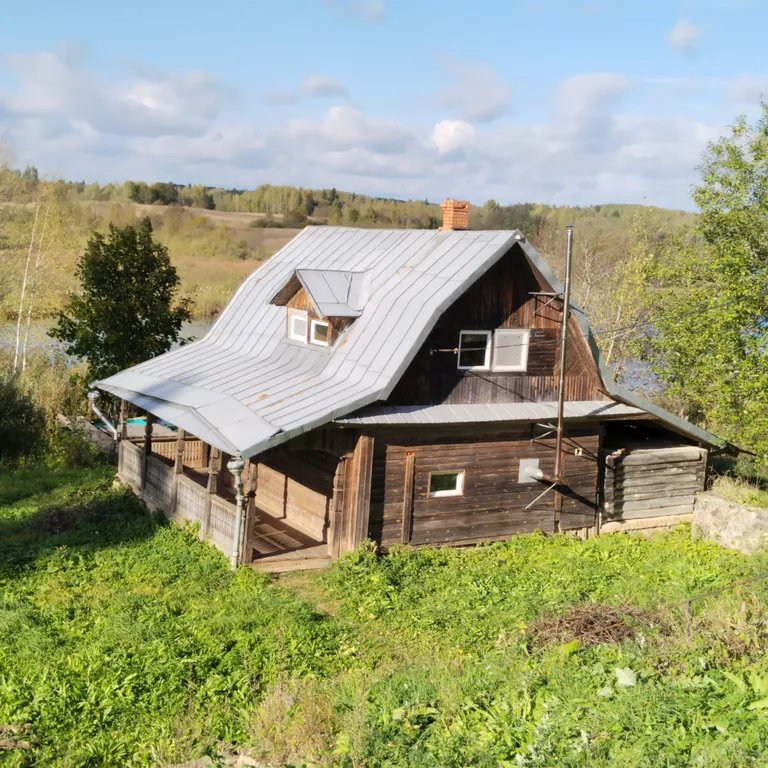 Деревенский дом с видом на озеро