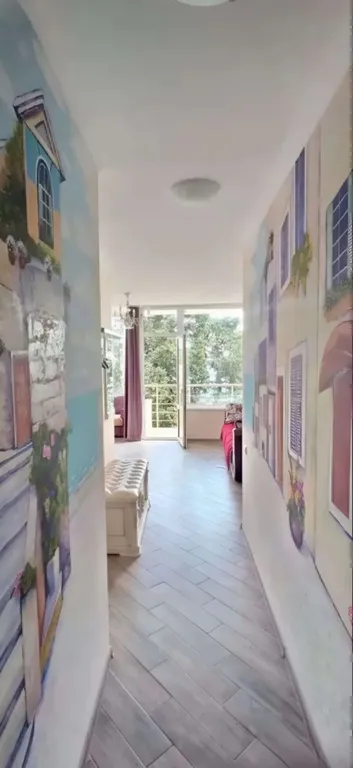 Апартаменты с видом на море, расписными стена и отдельной спальней