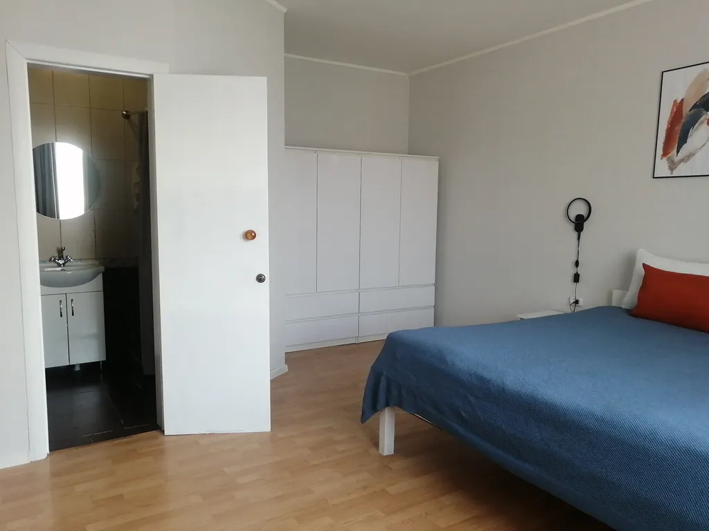 Дом с видом на монастырь