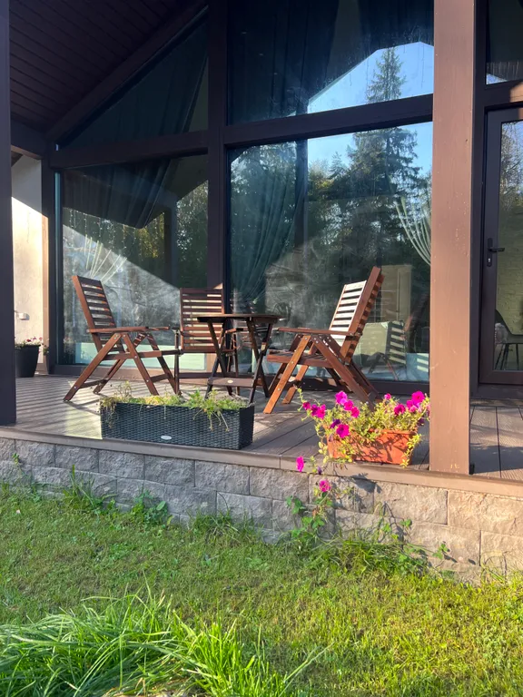 Уютный дом у леса