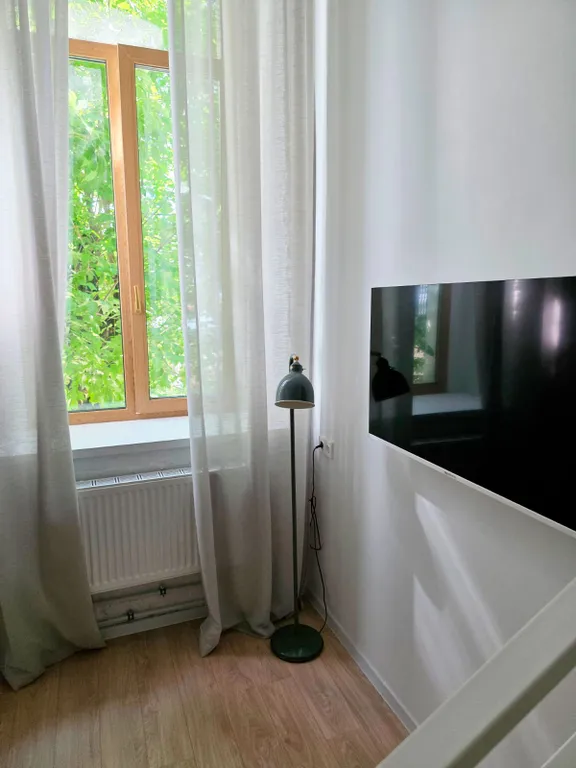 Новые апартаменты с высокими окнами на пешеходной улице