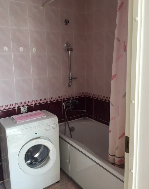 Дом с яблоневым садом на побережье