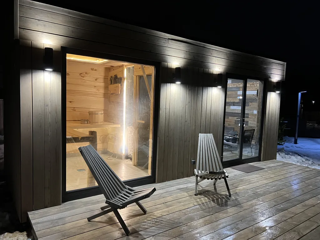 Черный дом на берегу водохранилища