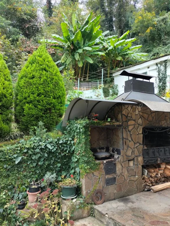 Уютный дом для большой семьи или компании в окружение сада