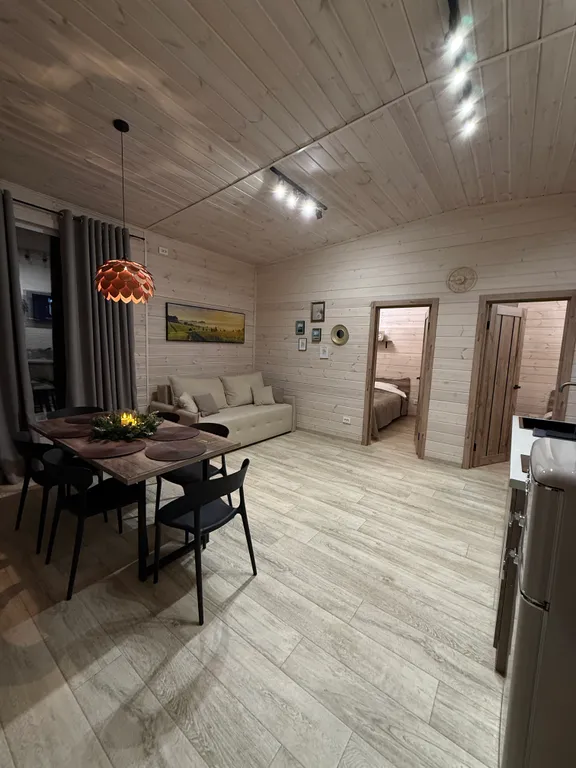 Уютный дом с чаном на опушке леса