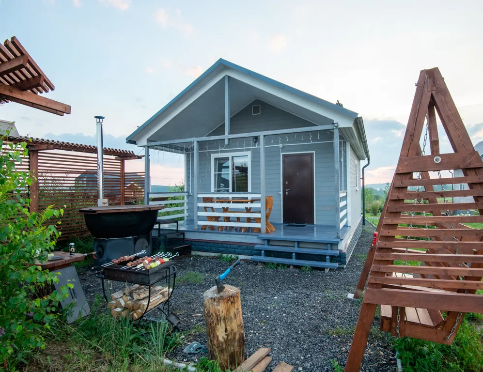 Дом на берегу реки с банным чаном