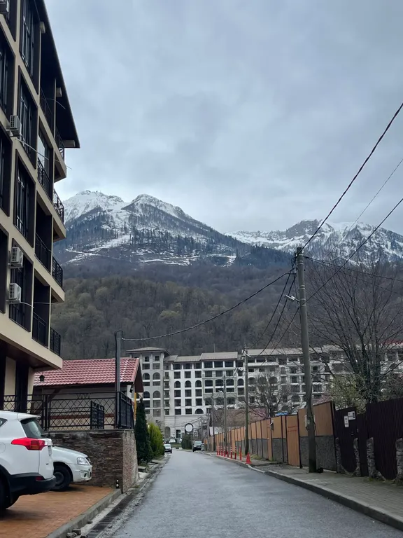 Светлая студия с панорамным окнами на горы напротив отеля Мариотт