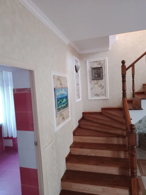 Уютный дом в пригороде с видом на море