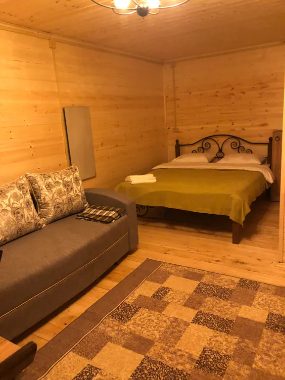 Домики-шале с видом на сосновый лес