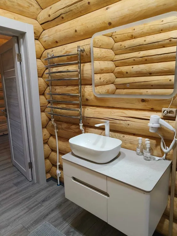 Уютный дом на берегу большого озера