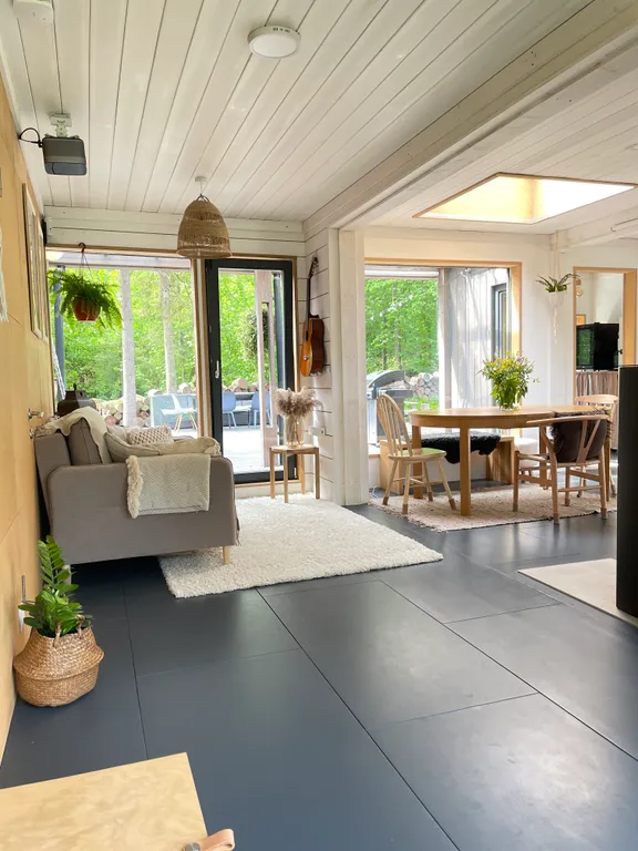 Уютный дом в тишине хвойного леса