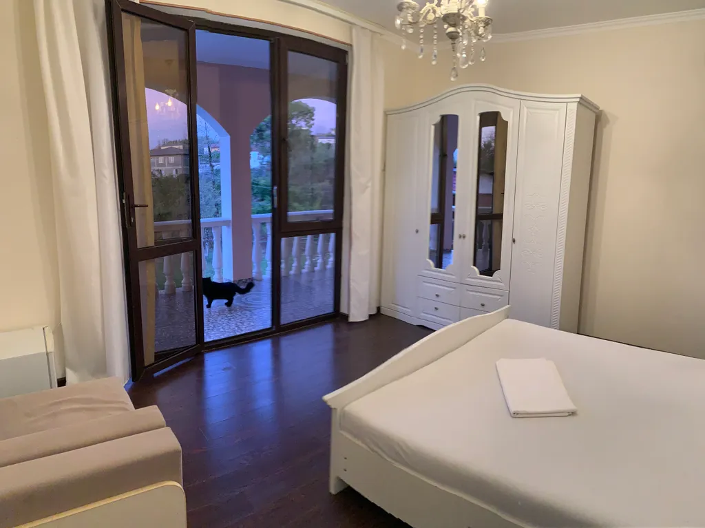 Трехместный уютный номер с террасой.