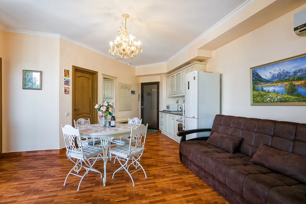 Просторная видовая двухкомнатная квартира на берегу моря в Ливадии