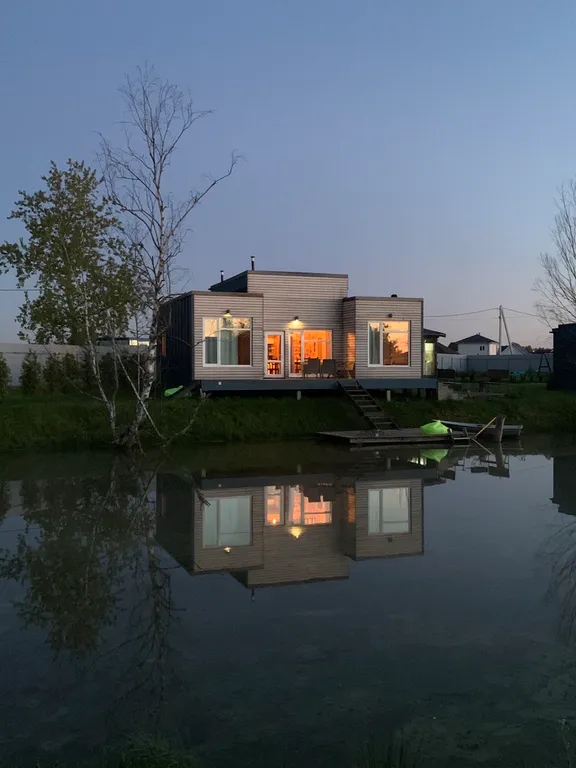 Дом с панорамными окнами на берегу озера, баня, лодка