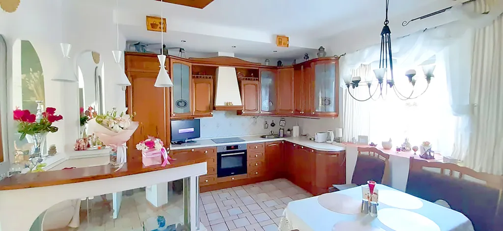 Стильный просторный таун-хаус, с сауной и гриль домиком на лужайке