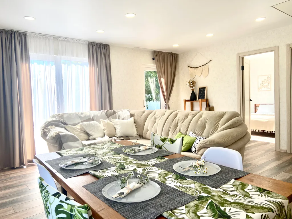 Стильный загородный дом с бассейном