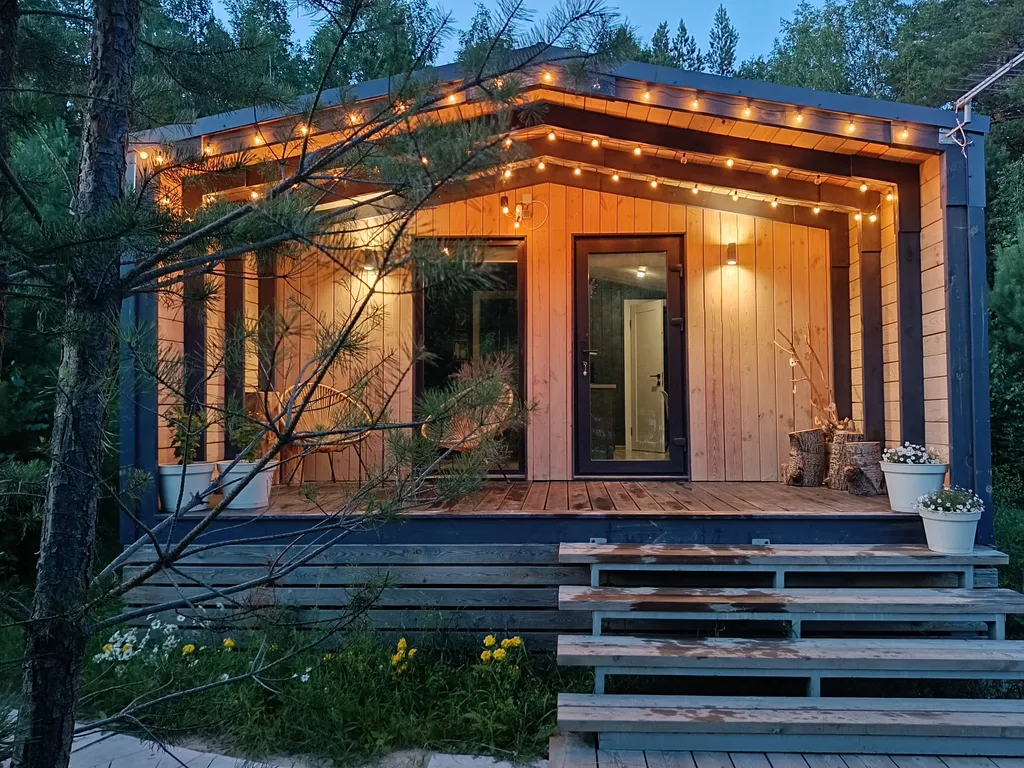 Светлый домик на опушке леса