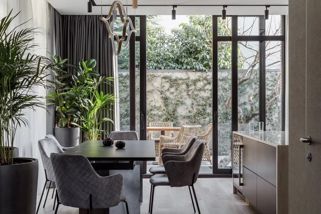 Дизайнерский трёхэтажный дом недалёко от моря