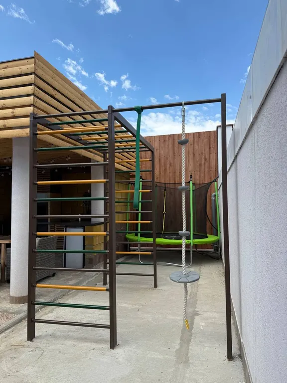 Апартаменты с теплым бассейном и видом на море и горы.