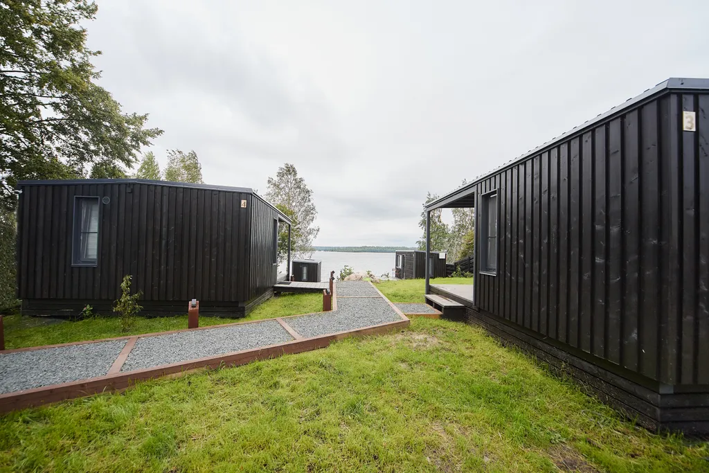 Семейный дом с мансардным окном и видом на озеро