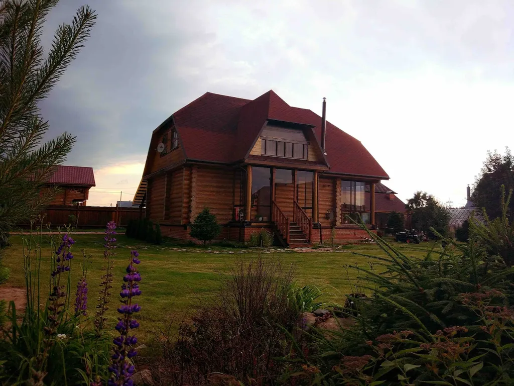 Русская усадьба, бревенчатый 2-х этажный дом с баней