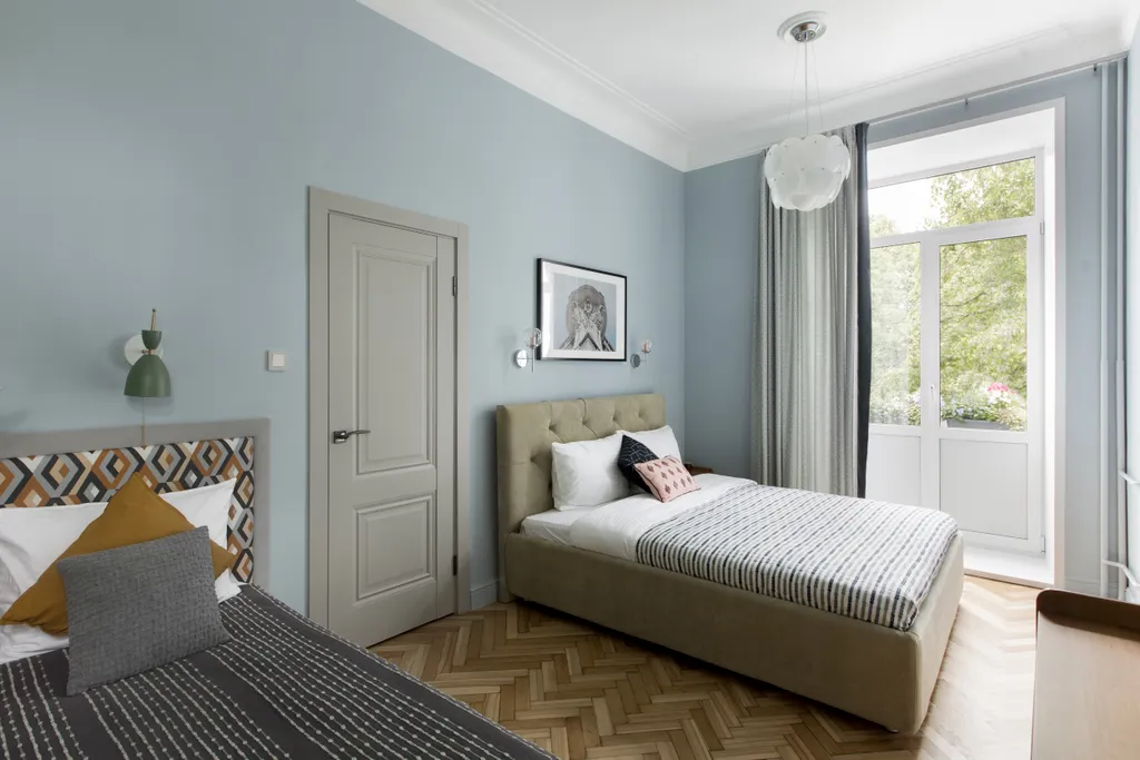 Яркая сталинка с балконом и видом на бульвар