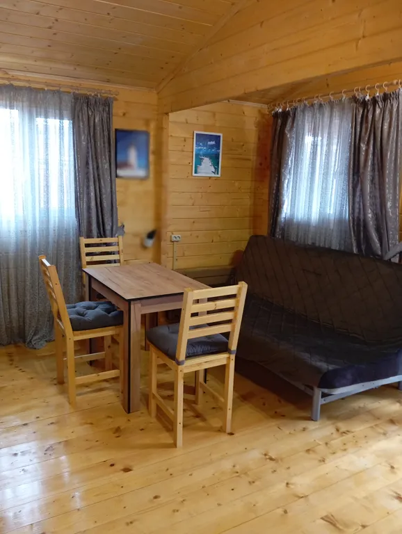 Деревянный дом на море