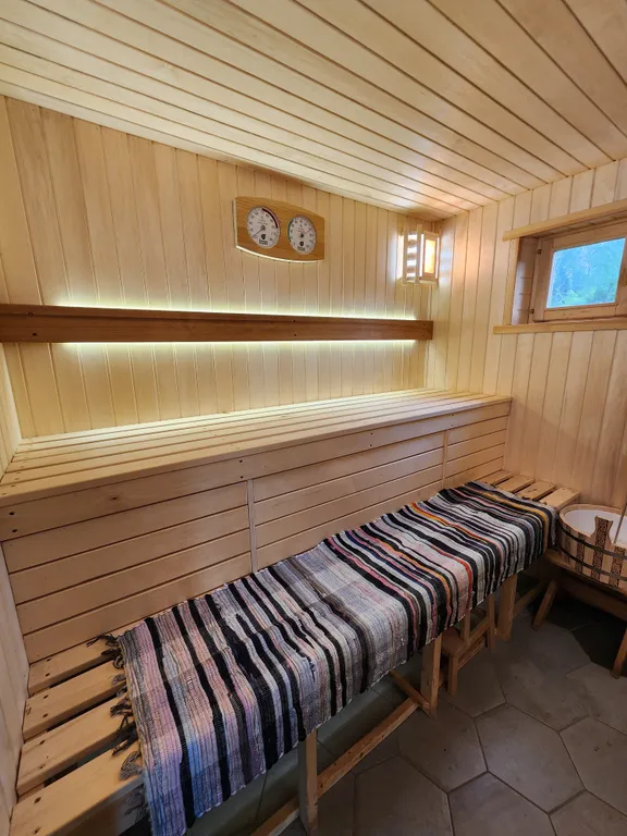 Дом с бассейном, в деревне