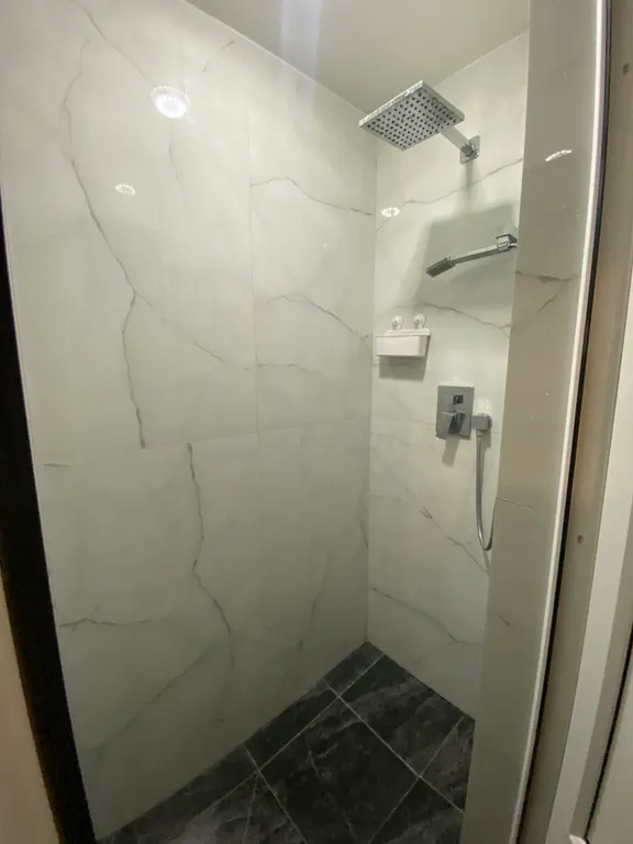 Уютная приятная комната с видом на город