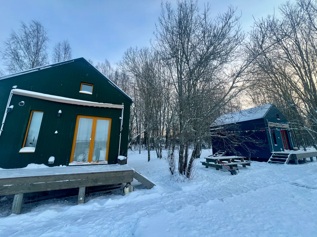 Зеленый домик в поле