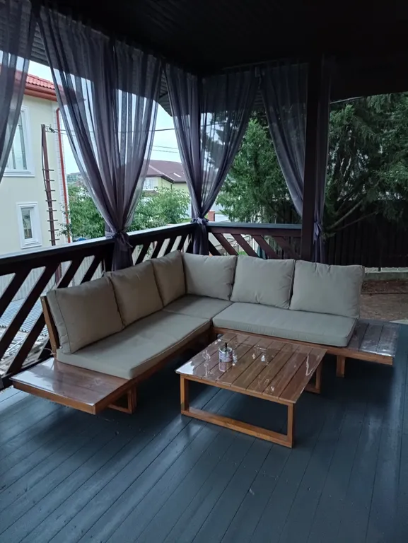 Домик с бассейном