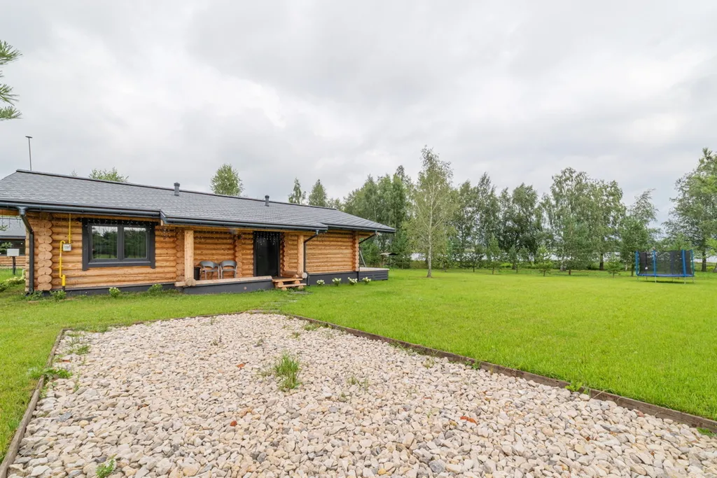 Уютный дом на берегу большого озера