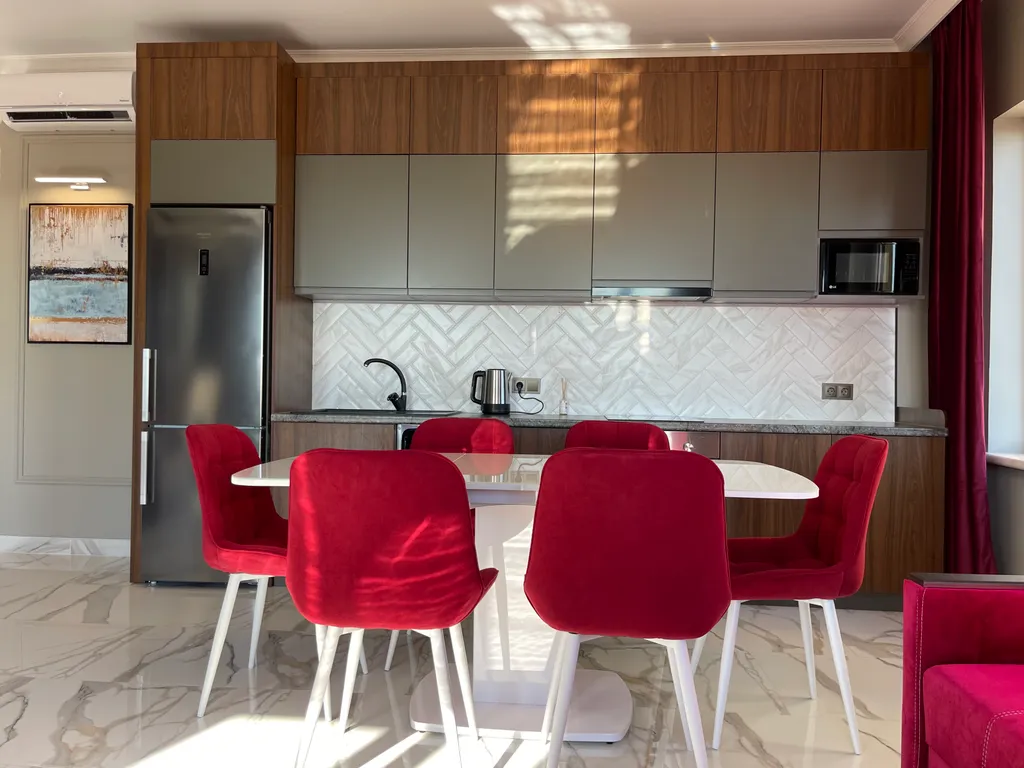 3-комнатная квартира рядом с морем, панорамные окна с видом на море