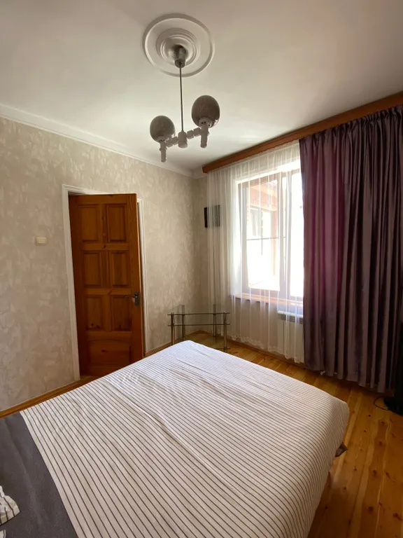 Деревянный дом с красивым видом на море