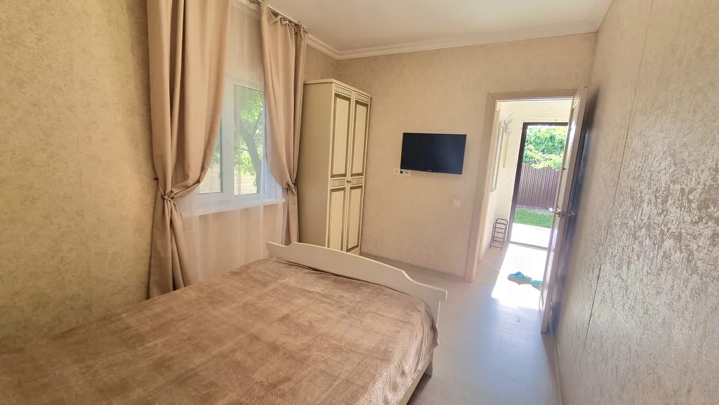 Домик и фруктовый сад