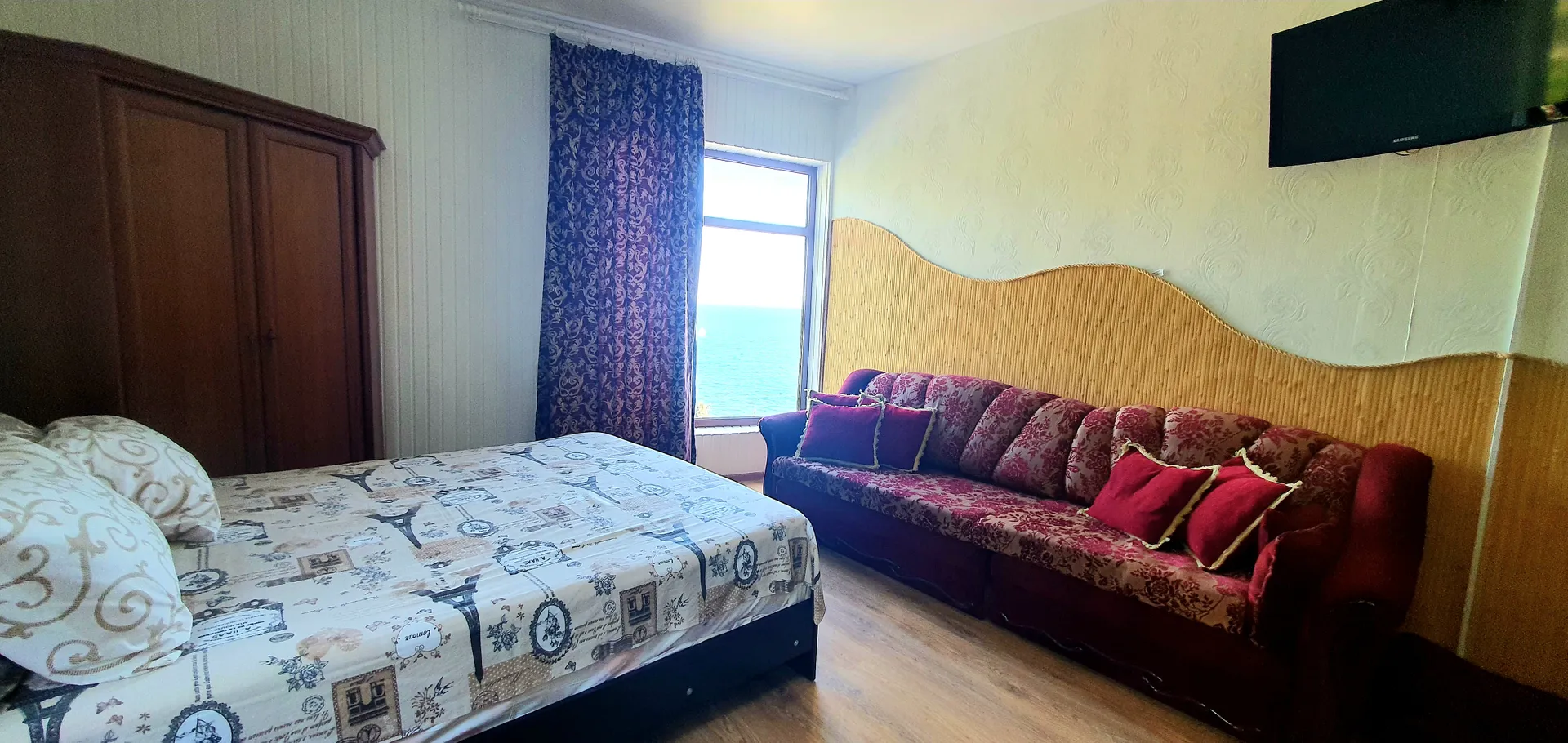 спальня с одним окном на море и вторым окном в парк массандровский 