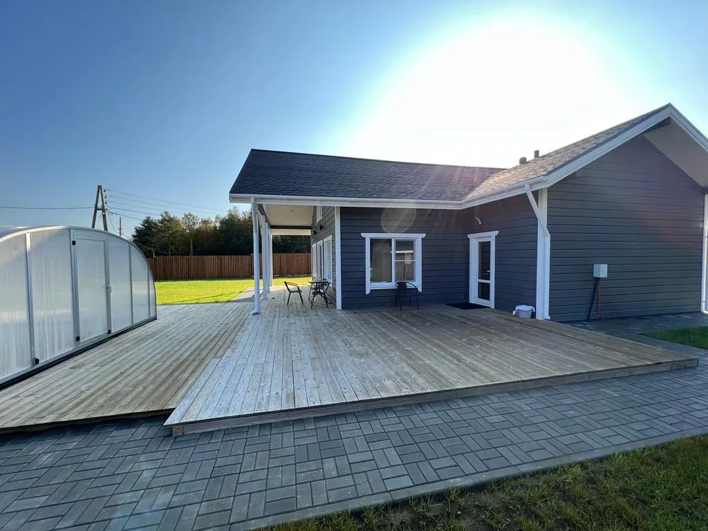 Уютный дом с бассейном на природе