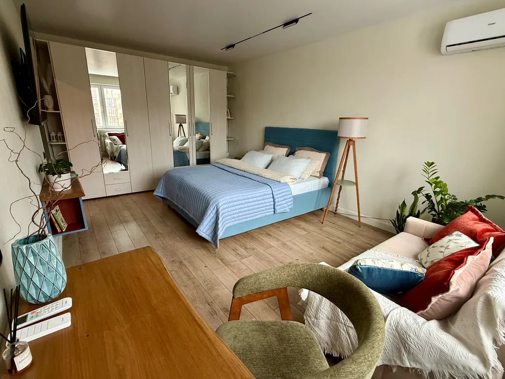 Розовая лошадка у себя дома