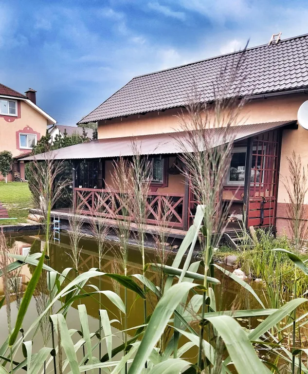 Коттедж под Минском с баней, озером, беседкой