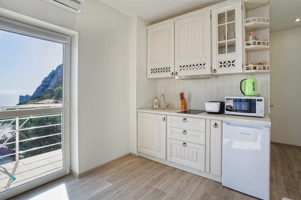 Уютная студия с шикарным видом на море у горы Кошка